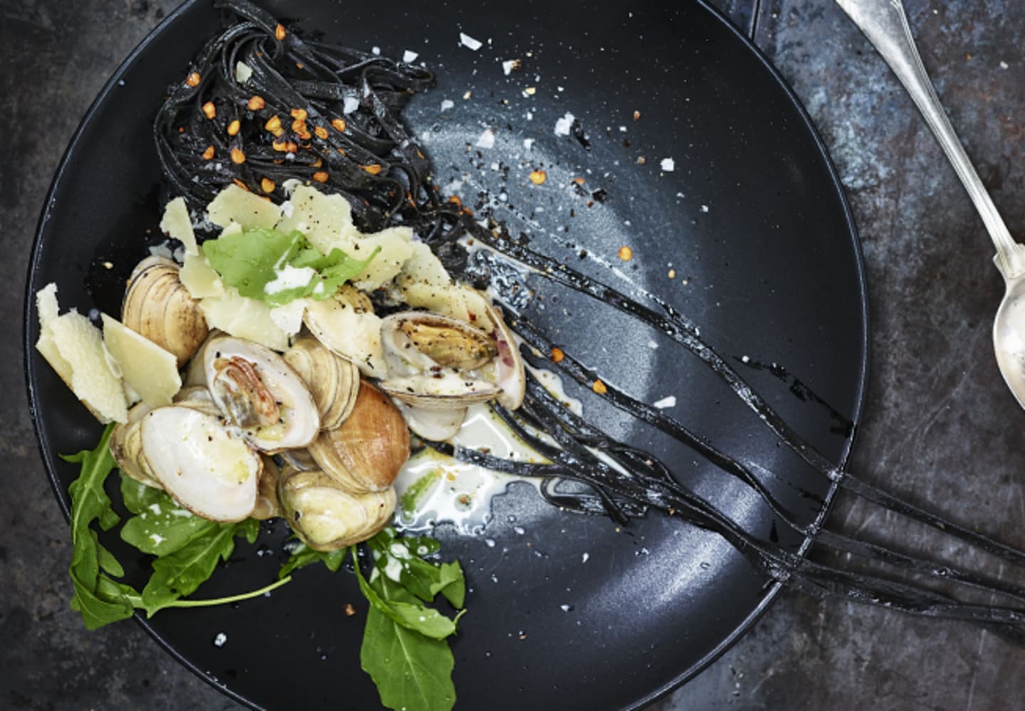 Svart pasta med vongolemusslor