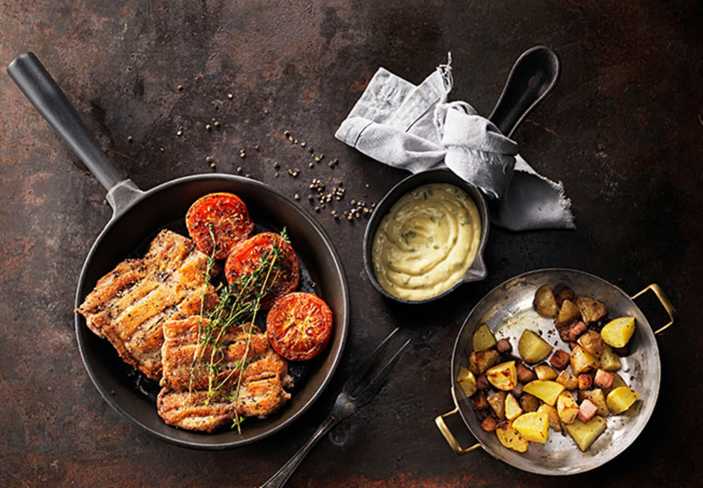 Svartpepparstekt Klubbfilé med bearnaisesås, grillad tomat och fläskpotatis