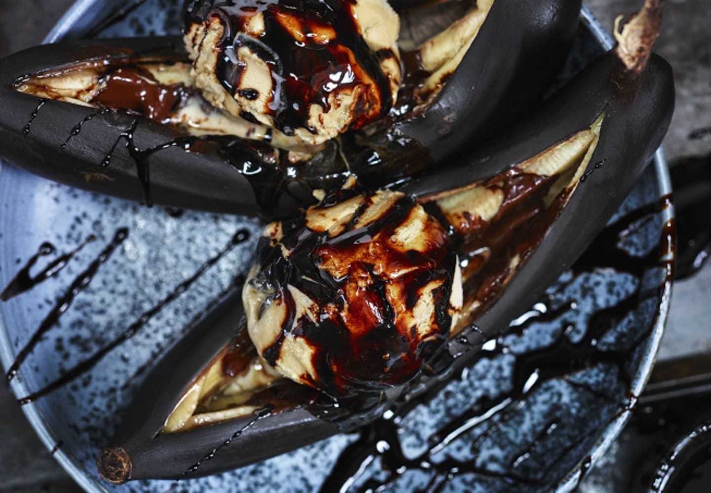 Ugnsbakade svarta bananer med lakritsglass