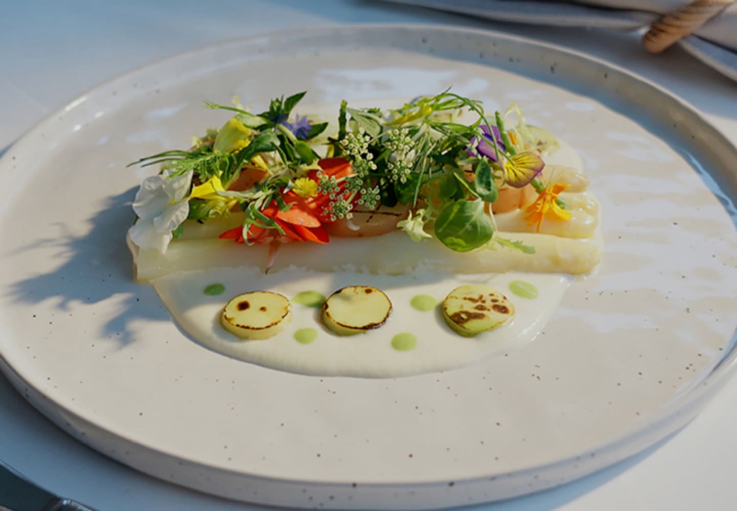 Vit sparris med krämig velouté, avokado och potatis