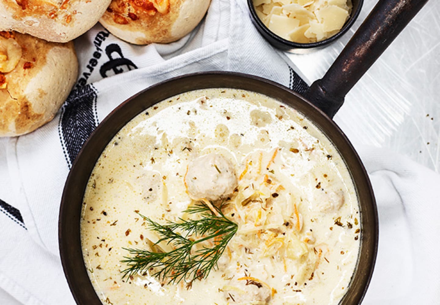 Vitkålssoppa med hönsfrikadeller