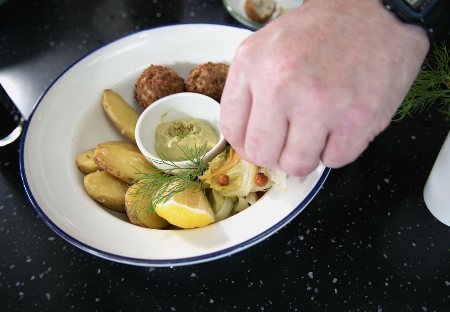 Rågbrödspanerade kroketter på braxenfärs