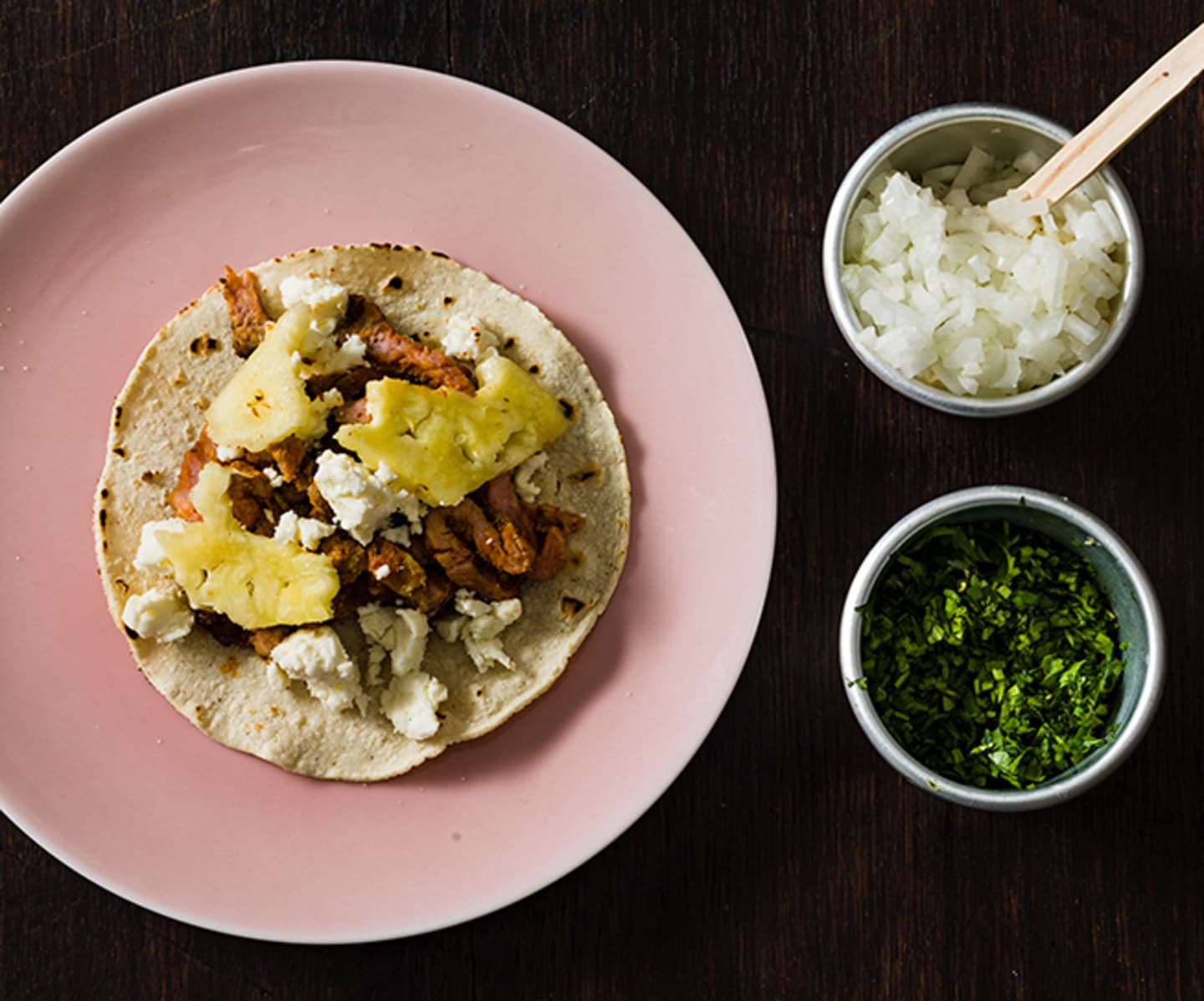 Al pastor med fläskkarré, ananas och smulad ost