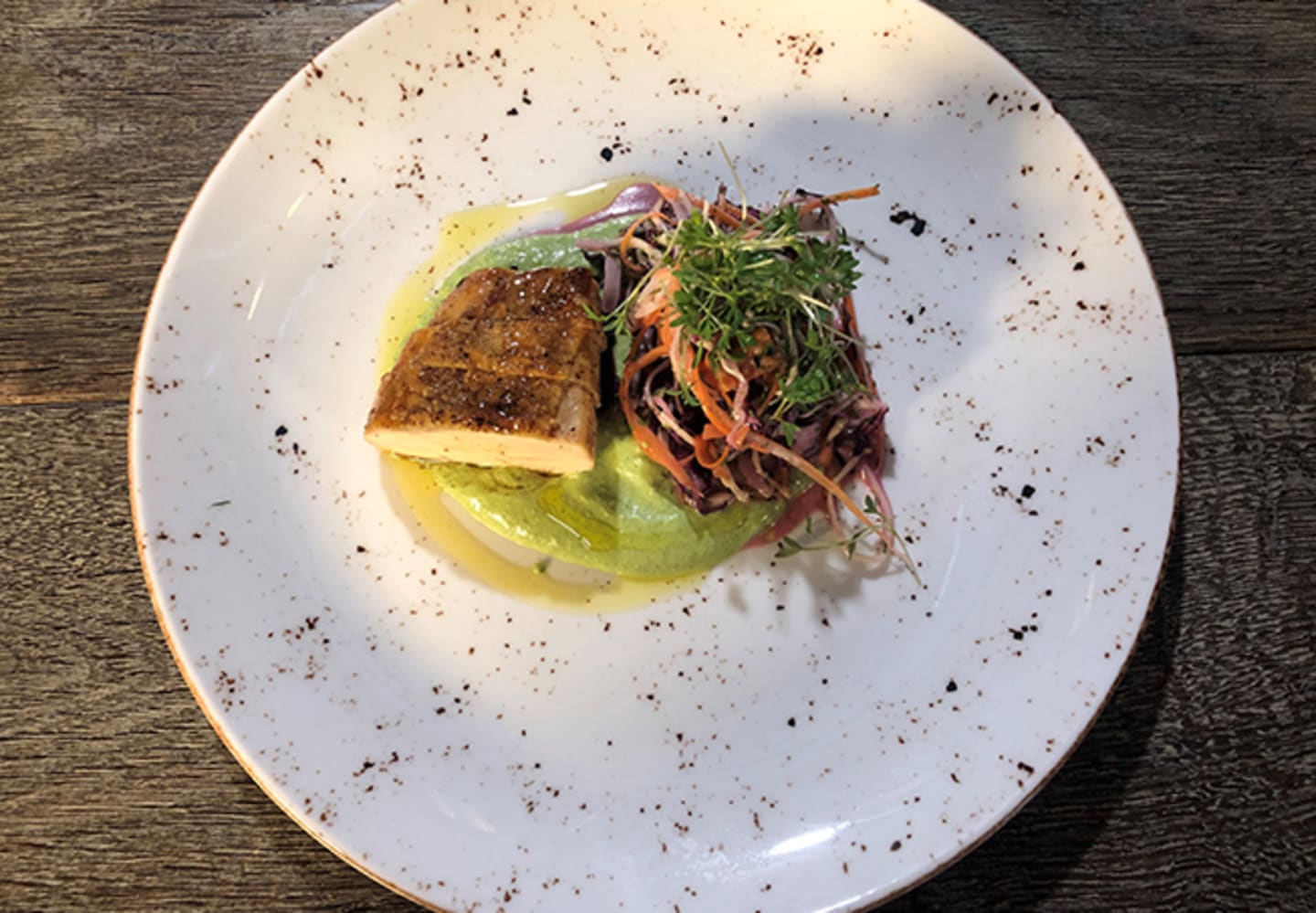 Citron och vitlökstekt majskycklingfilé med crispy sallad och krämig chimichurridressing