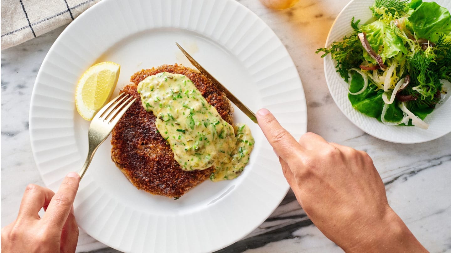 Rotsellerischnitzel med tartarsås och gröna blad
