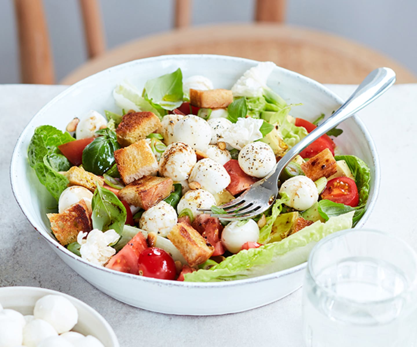 Sommarsallad med tomater, avokado och mozzarella