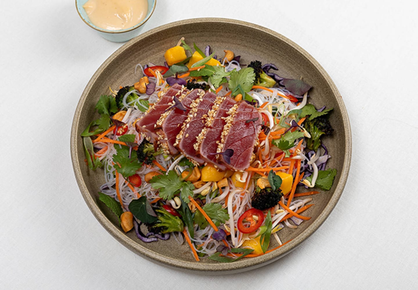 Vietnamesisk nudelsallad med halstrad tonfisk