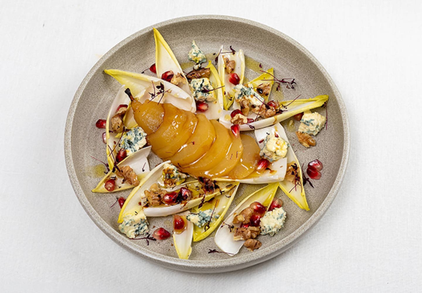 Sallad med inkokta päron, grönmögelost och rostade valnötter