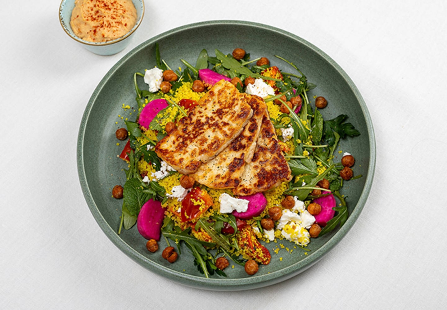Couscoussallad med halloumi och rostad paprikahummus
