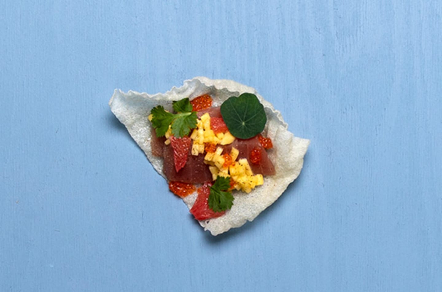 Tonfisksashimi med togarashi, grapefrukt- & mangosallad, regnbågsrom och friterat rispapper