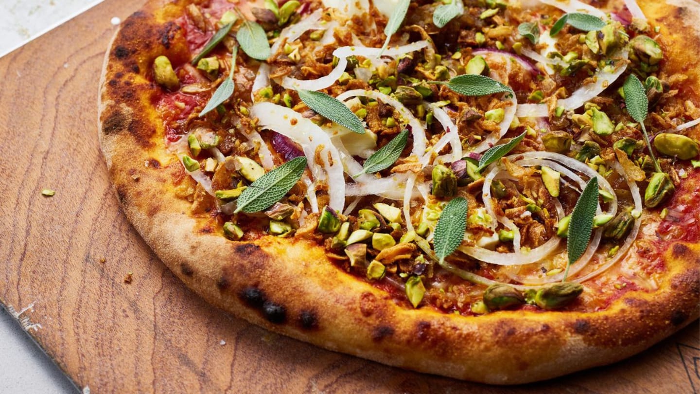 3 x lök, salvia, färskost och pistage-pizza