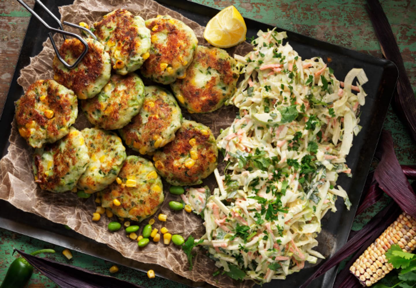 Majs-, bön- och potatiscakes med krämig kålsallad