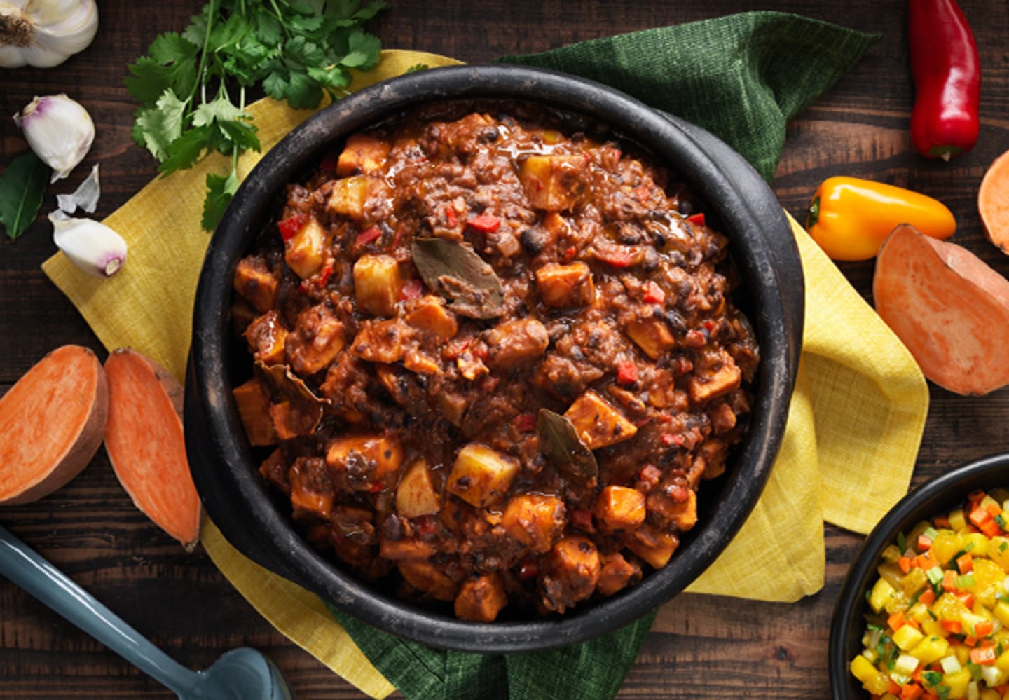 Svartbönsgryta med sötpotatis och mangosalsa
