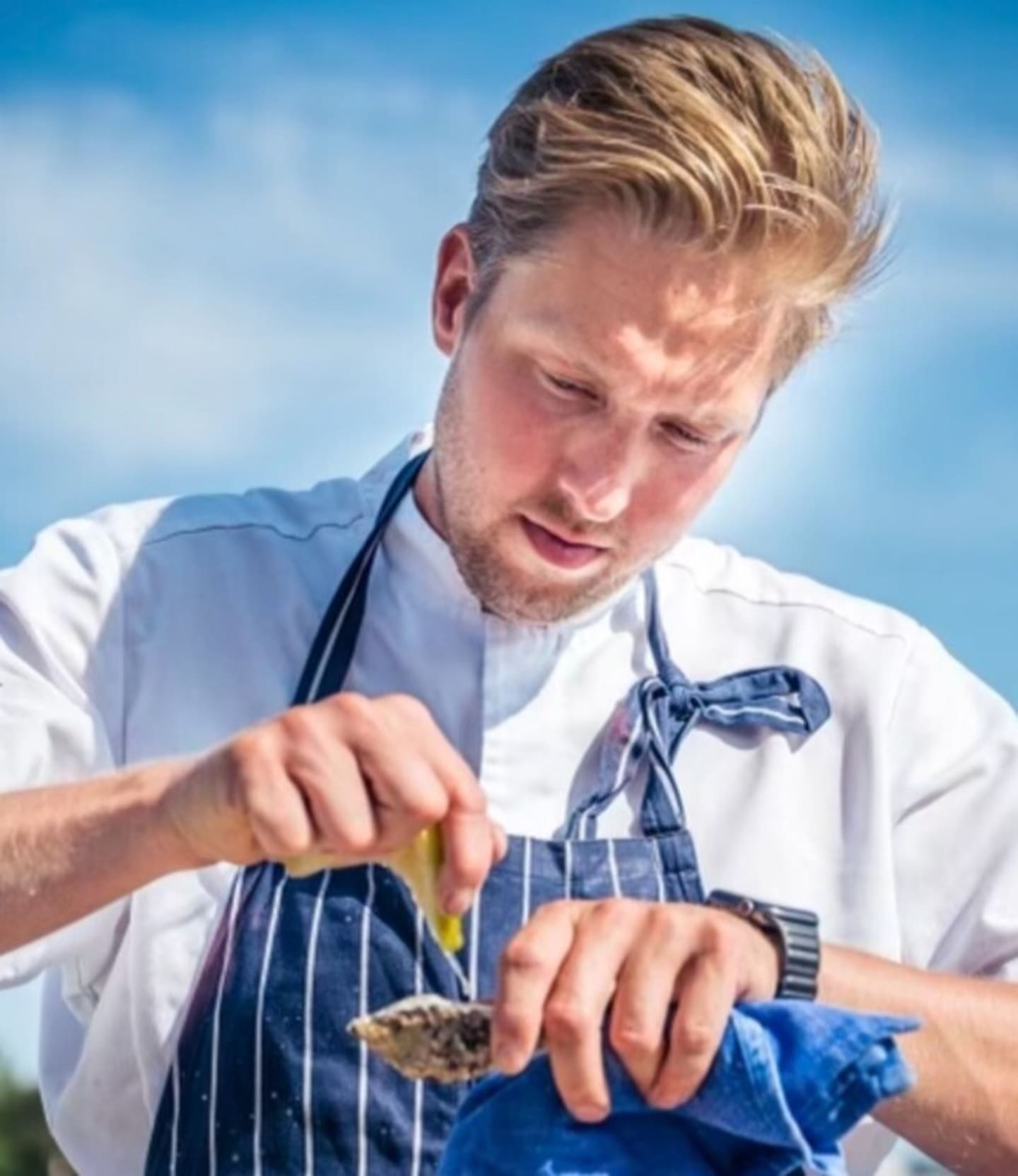 - Både för att skapa bättre matchningar och för att kunna justera detaljer i maten så att vinet och maten lyfter varandra, fortsätter Emil.<img src="nullb2b-b2b-web-shop/SEK/HtmlEditor-GetLibraries?OrganizationDomainId=R.TAqFweVbIAAAFNwDQUbH0k&amp;LocaleId=sv_SE" alt="" />