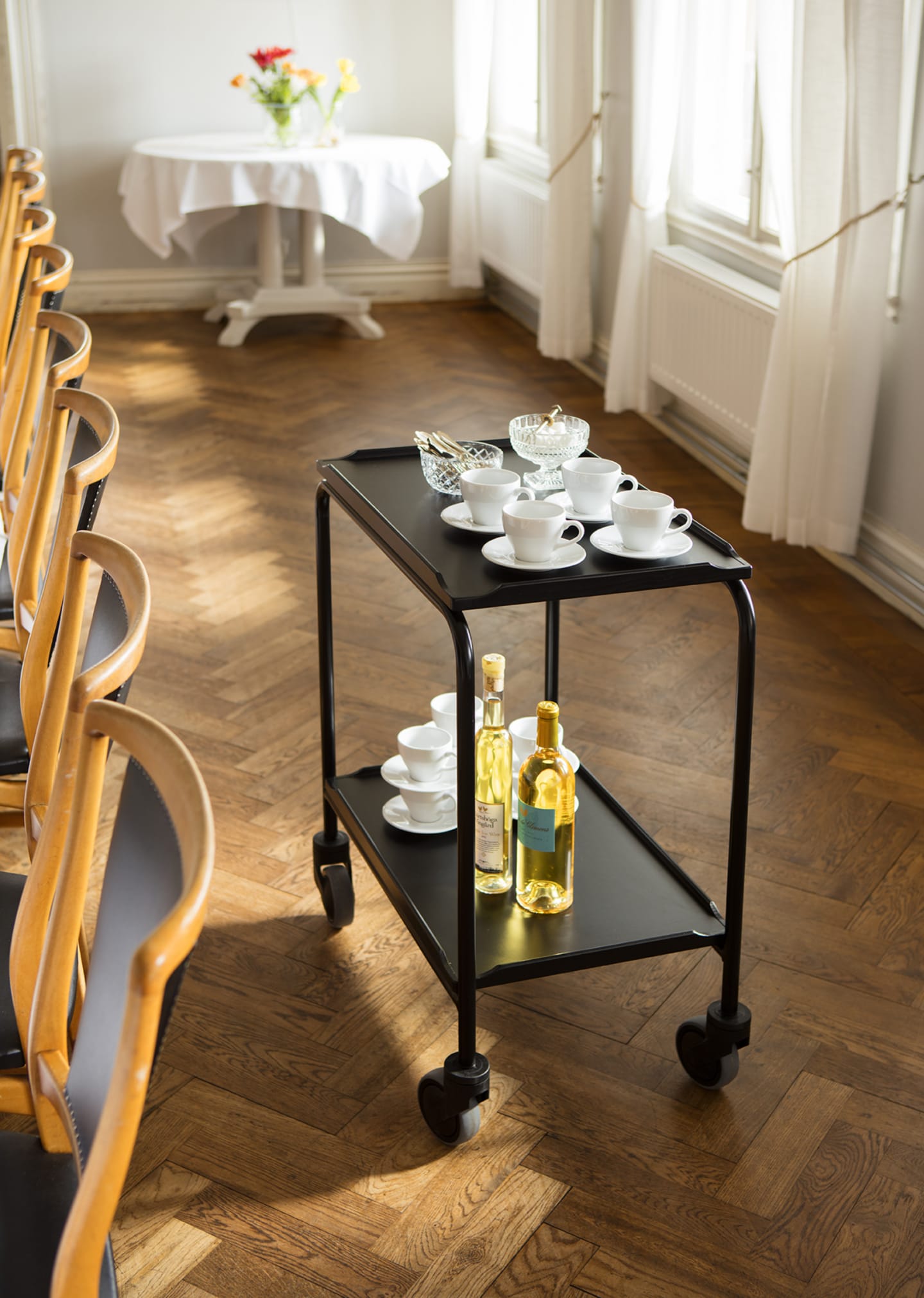 Serveringsbord svart 900x550 2 hyllplan - Bild 1 av 2