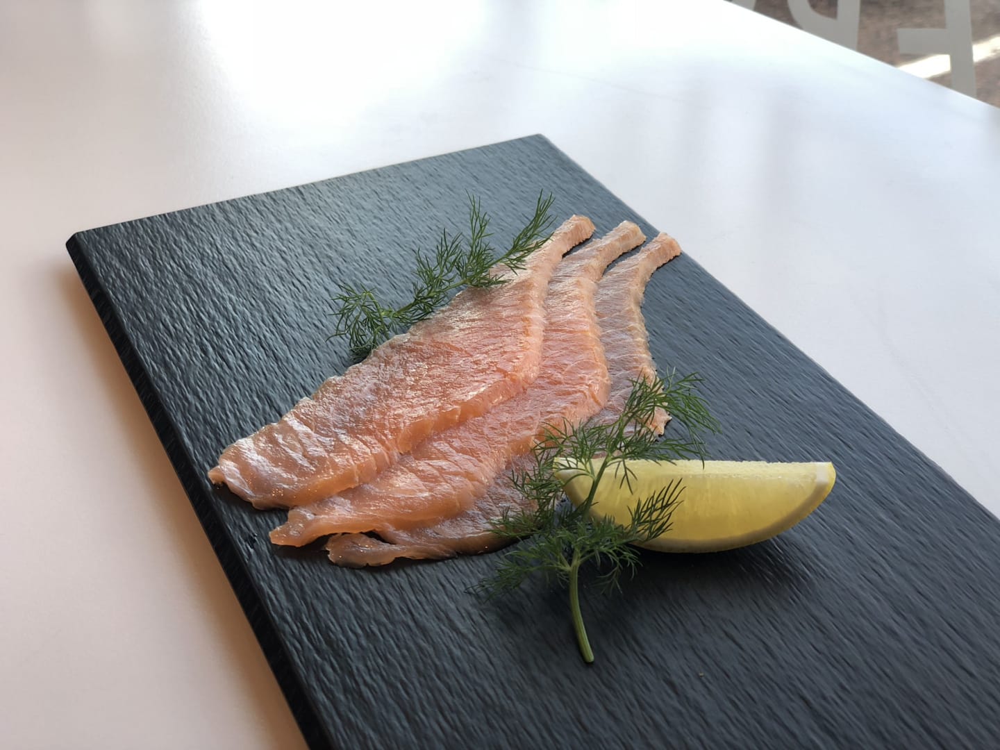 Lax kallrökt bufféskivad 1,1-1,5kg - Bild 1 av 3