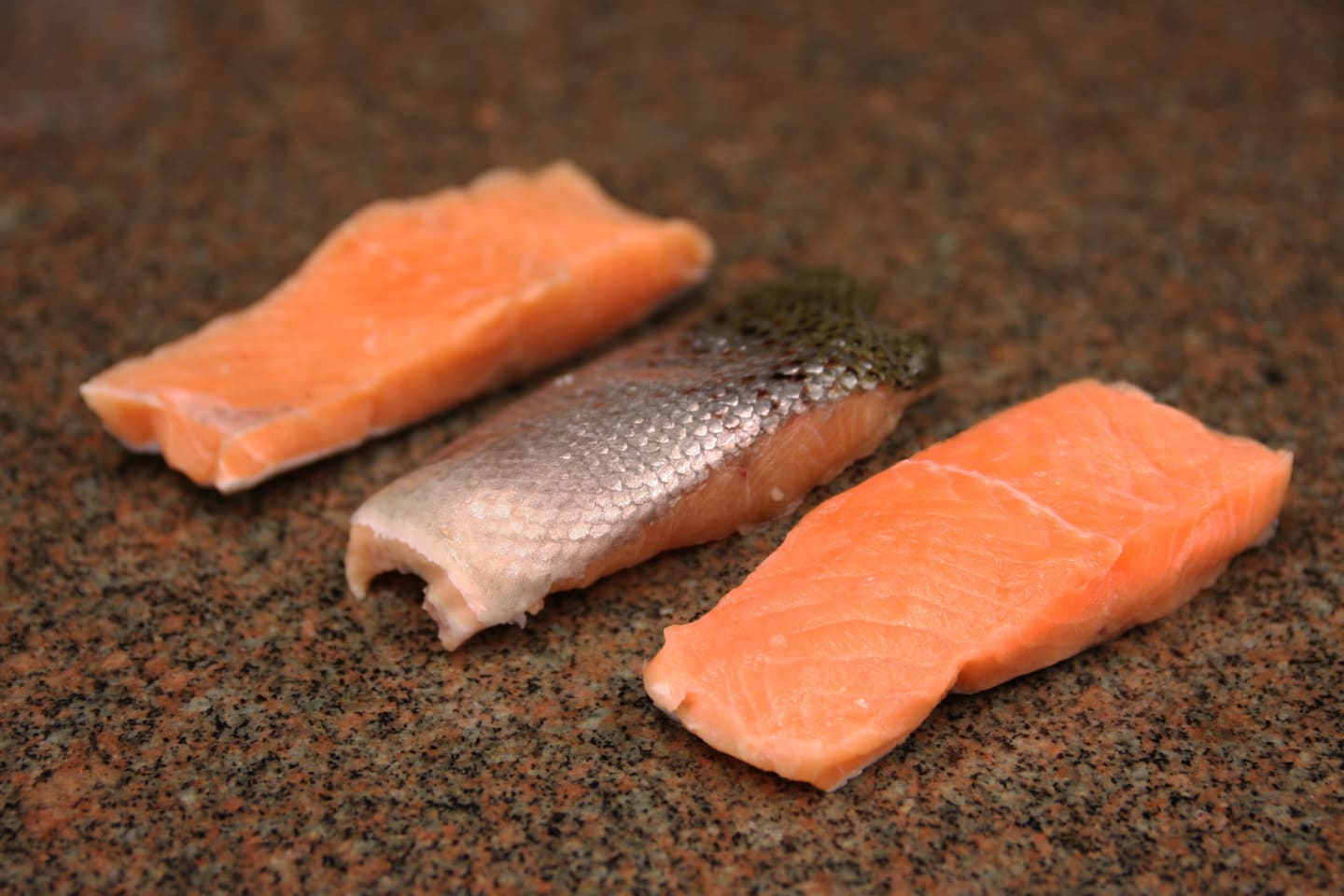 Laxfilé portionsbitar med skinn