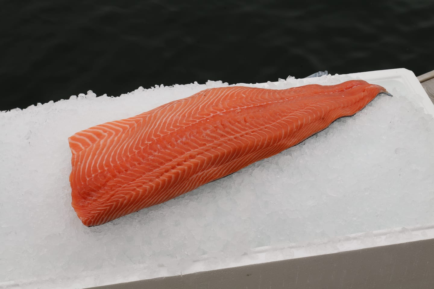 Laxfilé med skinn d-trimmad 2kg